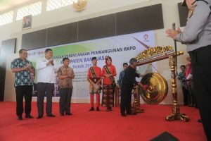 Pemukulan gong oleh Ir. SA Supriono tanda dimulainya Musrenbang Kabupaten Banyuasin